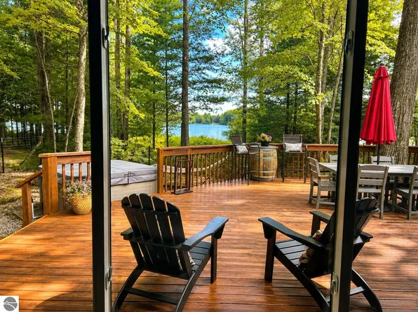 11575 Fredmar Dr, Interlochen, MI 49643