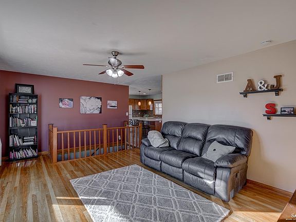 3rd image of 907 E Ellsworth Ave