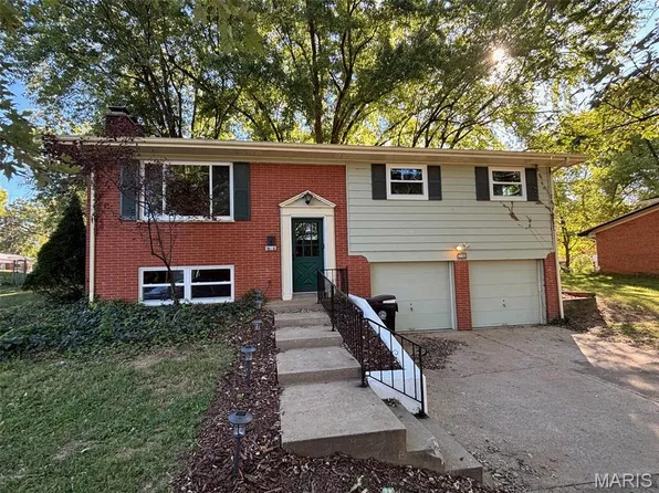 10 Chamberlain Ct, Belleville, IL 62223