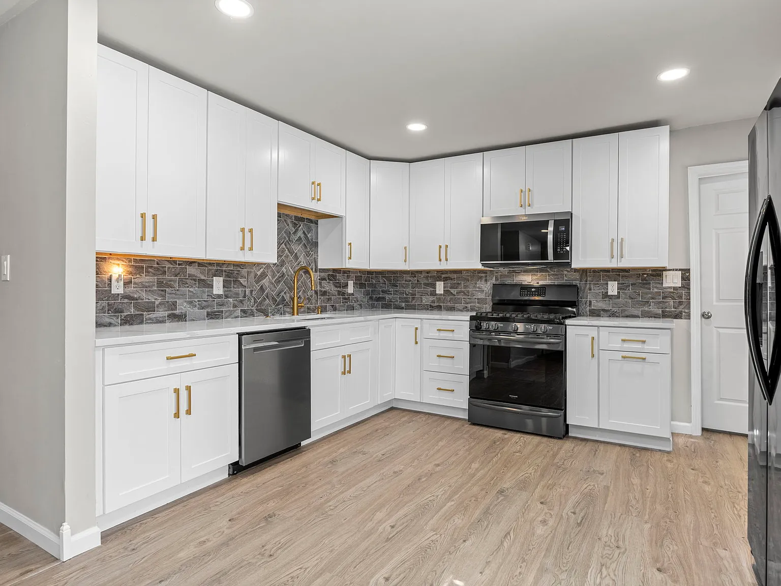 3 bed, 1166 sqft, $2,200 — Photo 4