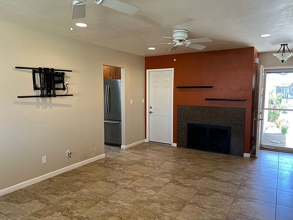 Living Room (2 of 2)
Tile flooring
2 ceiling fans
Granite fireplace surround
TV mount
