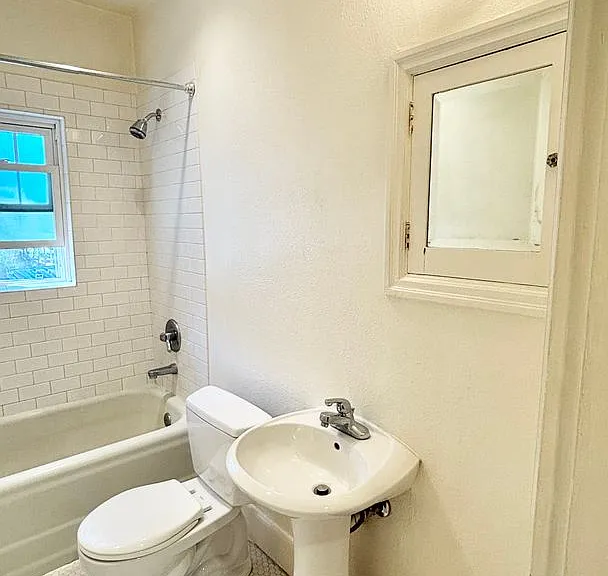 T0108 - Laurelview Apartments — Photo 13