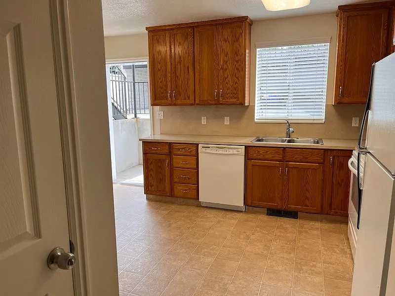2 bed, 900 sqft, $1,325 — Photo 3