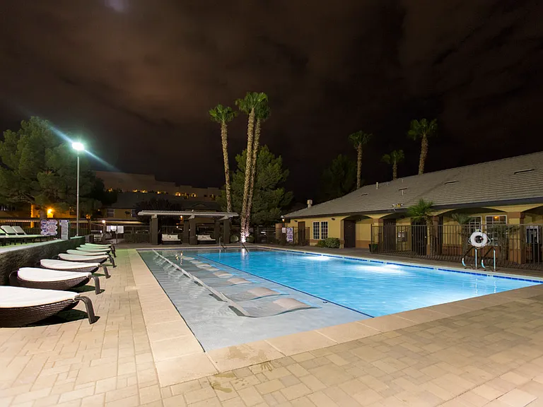 Diamond Sands Apartments — Photo 11