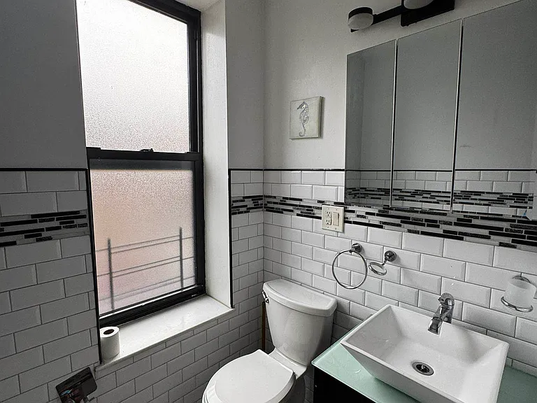 659 Essex St #2R — Photo 10