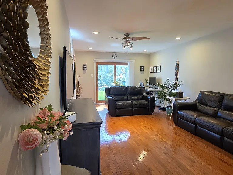 1281 Harrow Cres #1 — Photo 10
