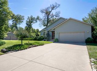 8801 Deer Crest Dr, Cedar Rapids, IA 52411