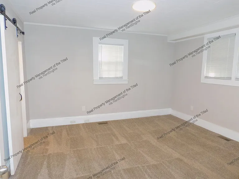 936 Albert St — Photo 7