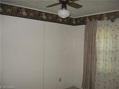 5th image of 854 Kelly Ave