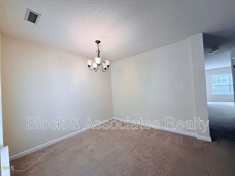 4 bed, 2.5 bath, 1710 sqft, $2,050 — Photo 2