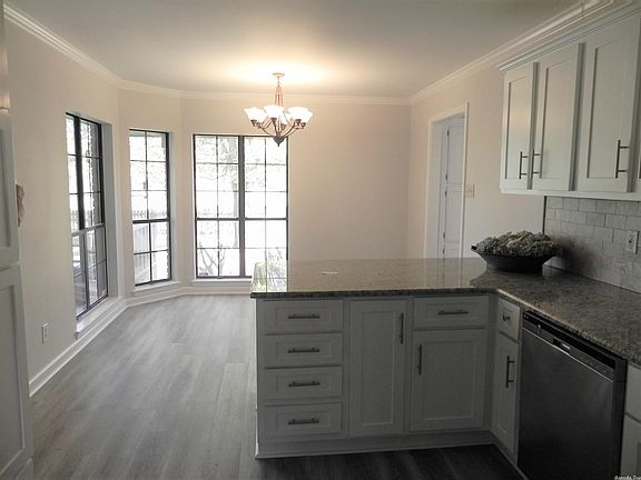 3rd image of 905 Foxwood Dr