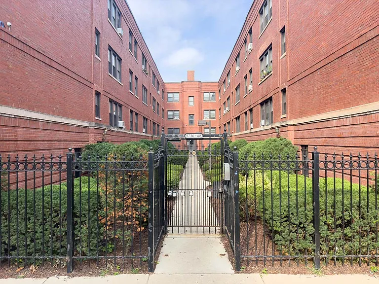5748 N Winthrop Ave #100 — Photo 1