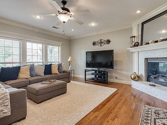 4th image of 3907 SW Banbury Dr