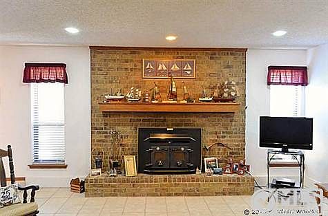 3rd image of 8557 Woodlake Cir