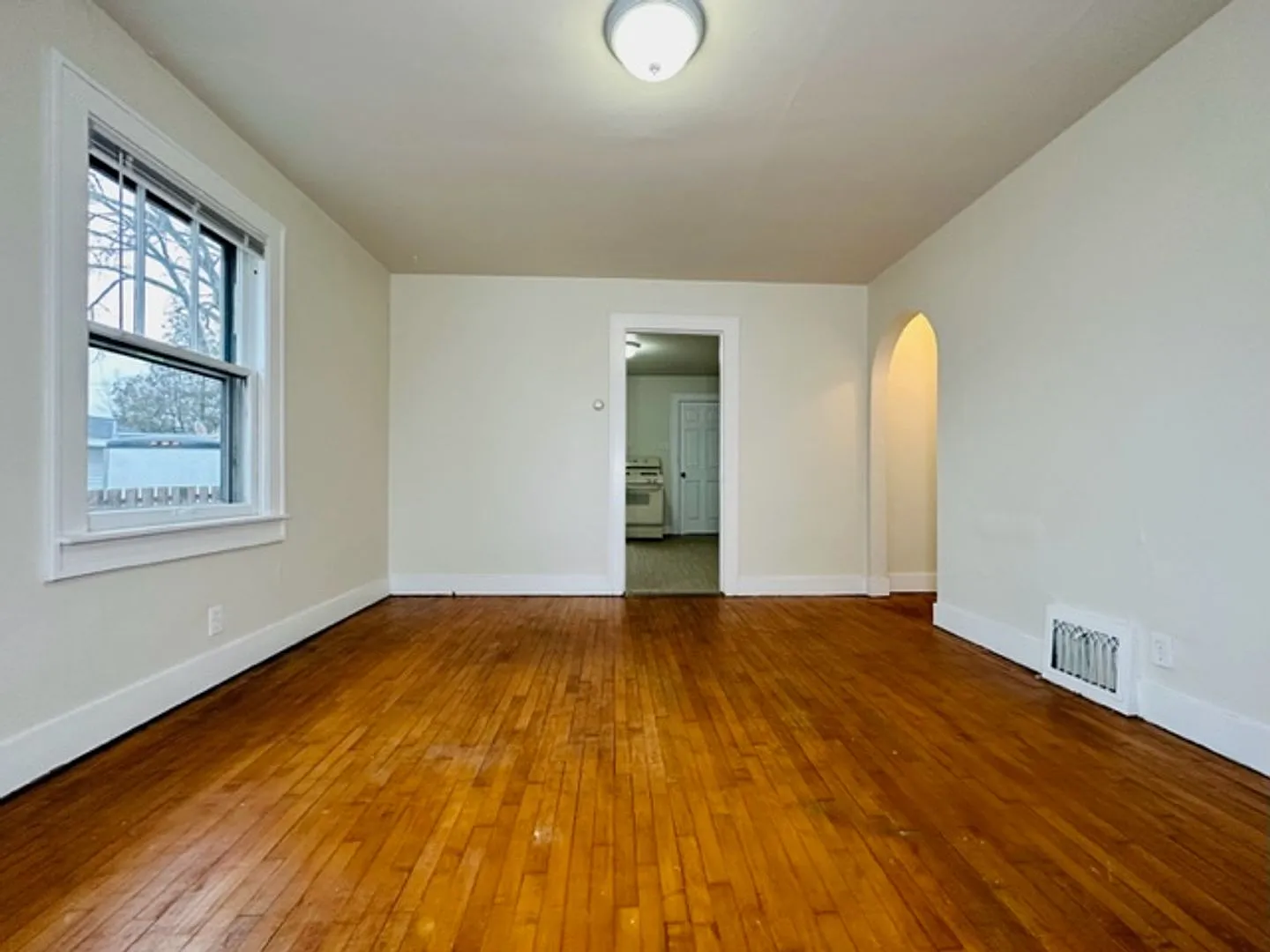 915 12th Ave — Photo 3