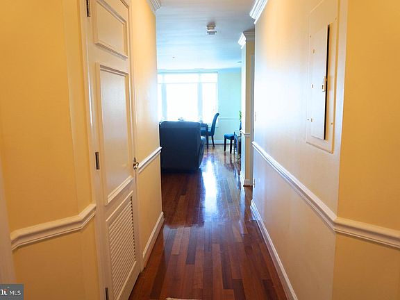 3rd image of 100 Harborview Dr Unit 611