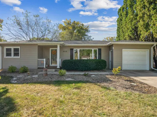 2113 Valley High Dr, Cedar Falls, IA 50613