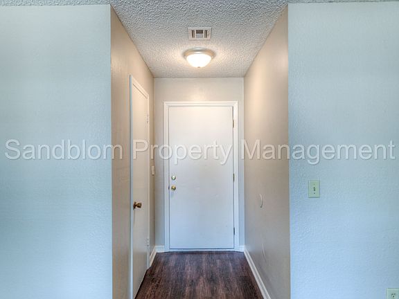 3rd image of 408 W Jamaica Ct