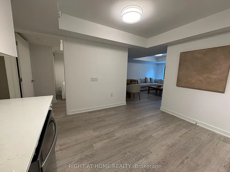 3 Strathgowan Ave #318 — Photo 23