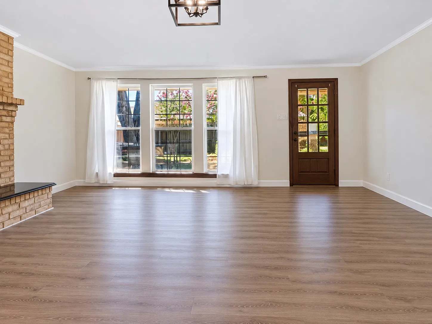 3 bed, 2057 sqft, $2,600 — Photo 2