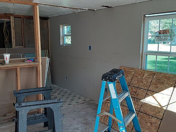 4th image of 4240 Lou St