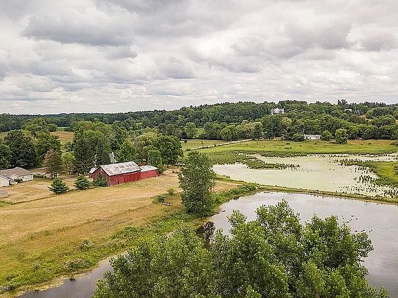 2nd image of 786 Barry Rd
