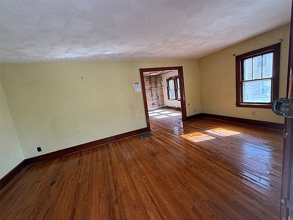 3rd image of 36 Riverside St