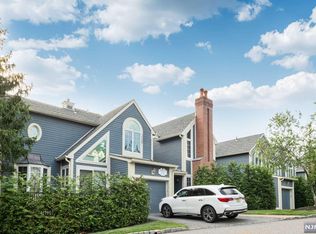 318 Cambridge Dr, Ramsey, NJ 07446