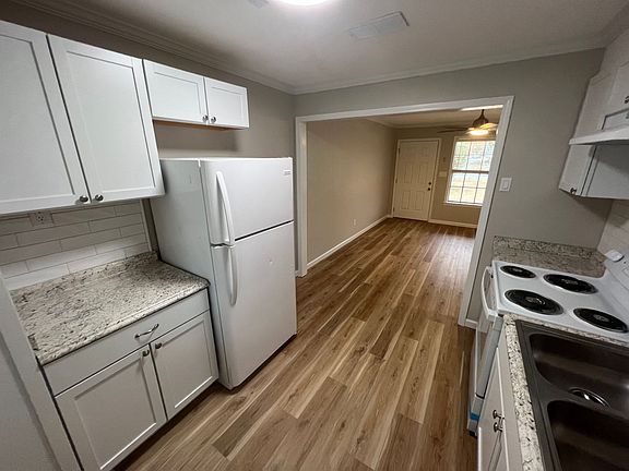 5th image of 411 Schubert Dr APT A