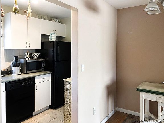 5th image of 136 N Chestnut St APT 4D