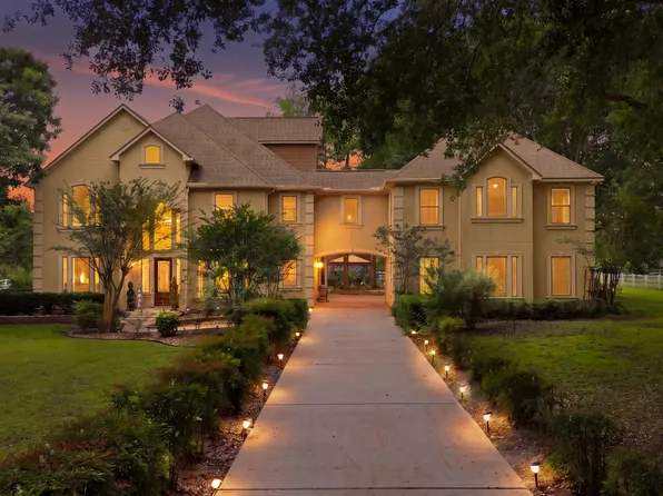 200 Creekside Ct, Sealy, TX 77474
