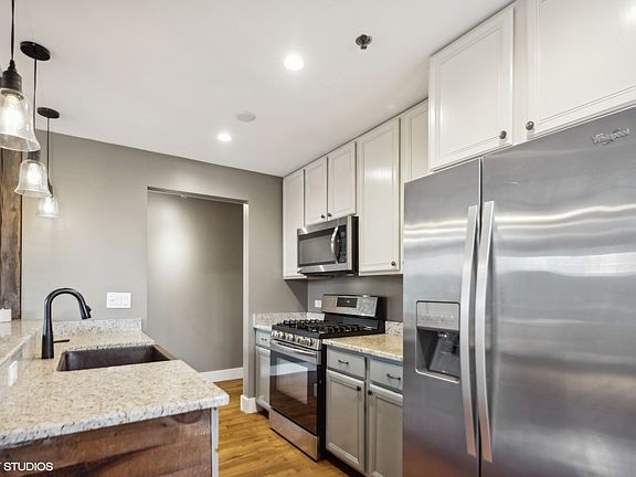 5th image of 400 Village Cir Unit 101