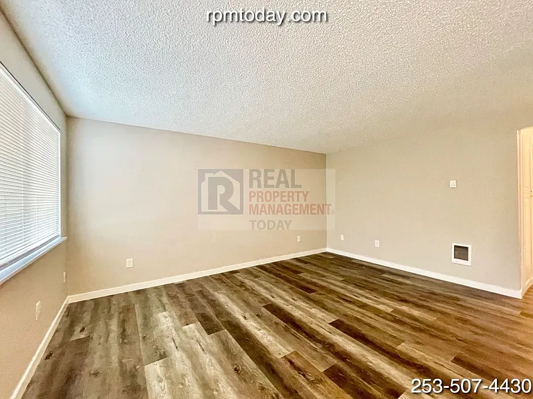 6415 Steilacoom Blvd SW Tacoma — Photo 3