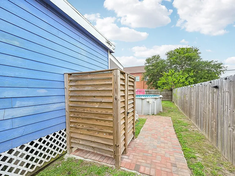 1022 Avenue L — Photo 32