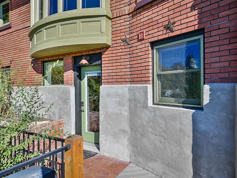 169 E 4th Ave #B — Photo 2