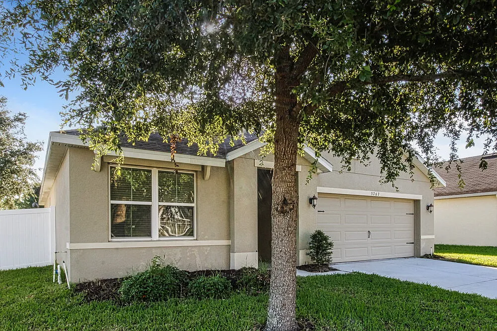 3 bed, 2.0 bath, 1641 sqft, $2,015 — Photo 3