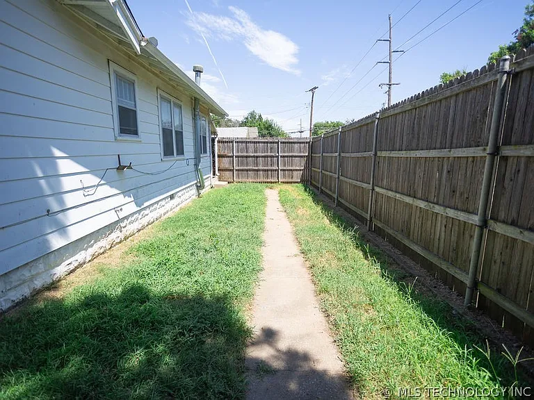 1147 S Florence Ave — Photo 61