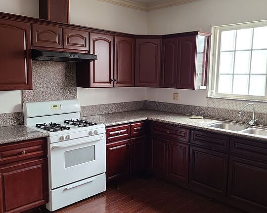 3rd image of 630 N Serrano Ave
