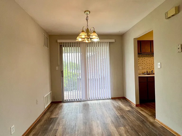 1111 Express Dr #4 — Photo 4