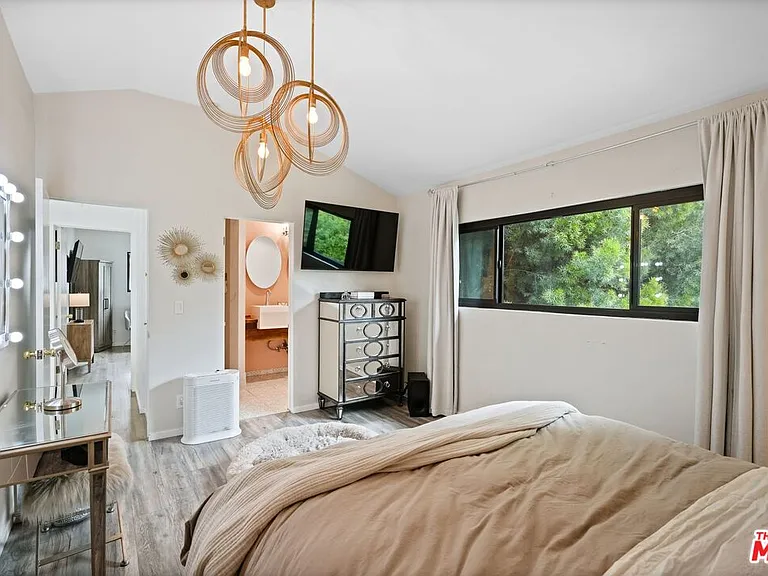 6558 Lasaine Ave — Photo 33