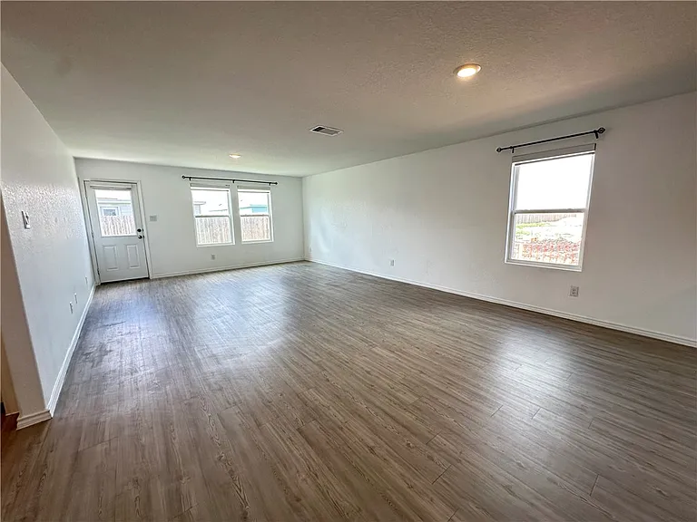 1203 Athena Dr — Photo 9