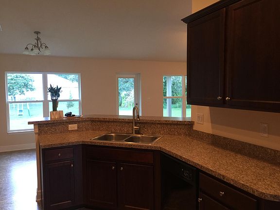 5th image of 914 Braganza Ave SE