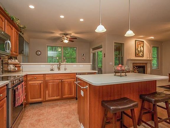 3rd image of 2104 Glen Oaks Knl