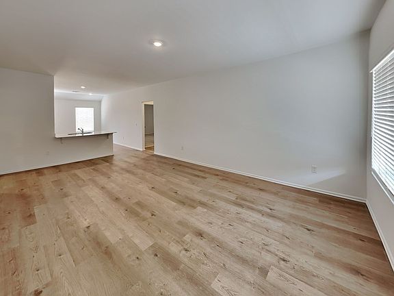 4th image of 16205 Lovers Ln