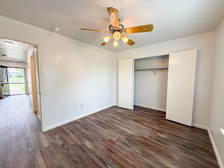 5413-5415 Brookhollow Dr — Photo 10