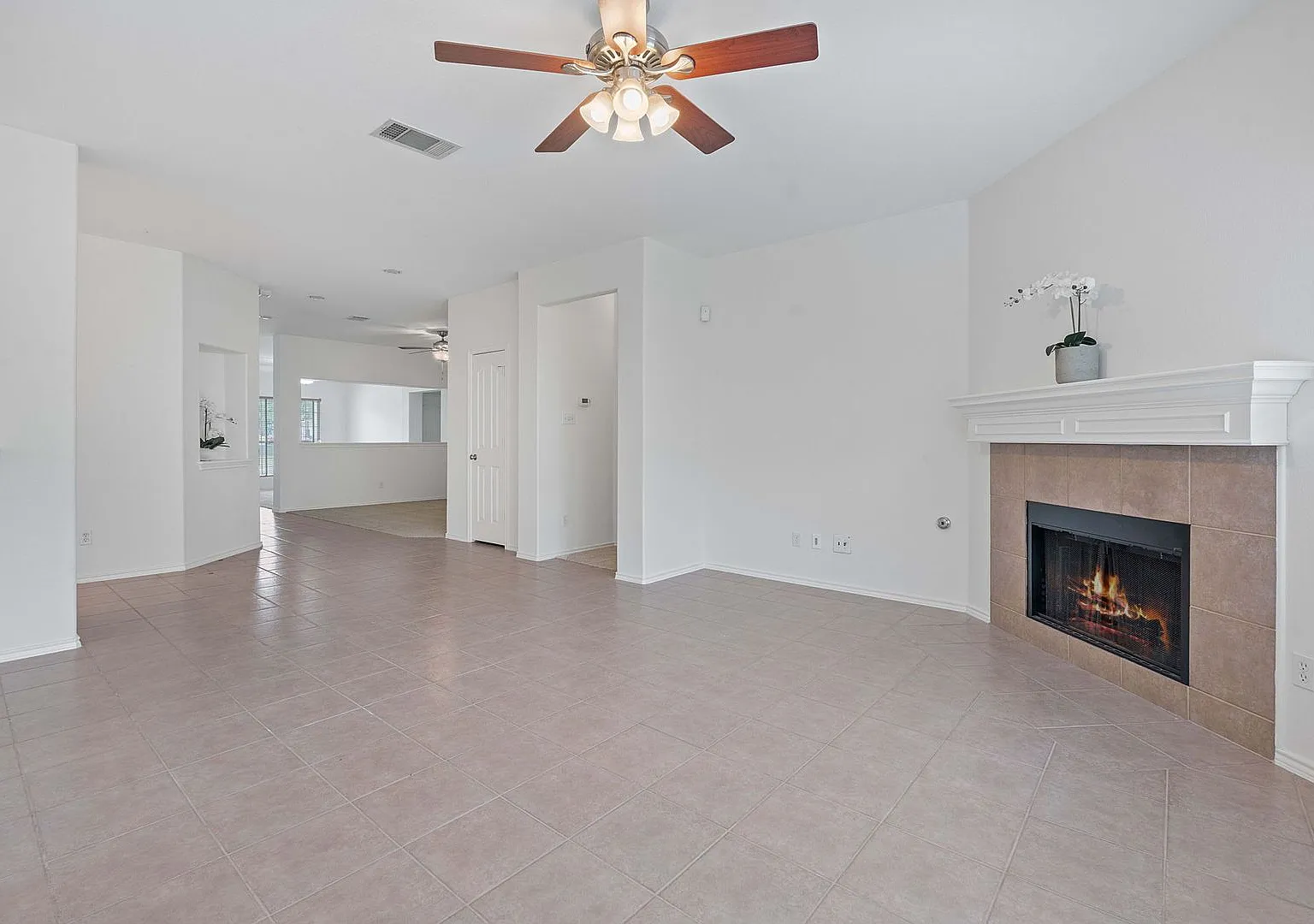 Immaculate 3 Bedroom, 2 Bath Home on Corner Lot in Cedar Park — Photo 4