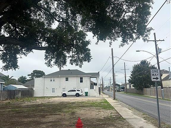 3rd image of 437 Newton St