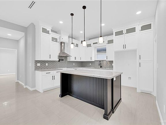 5th image of 905 Magnolia St