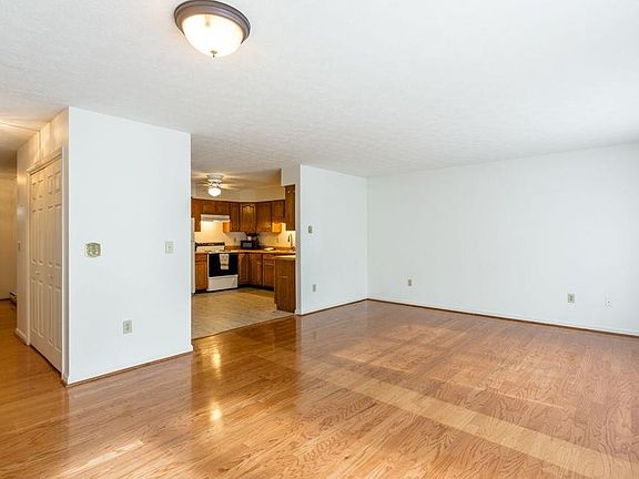 5th image of 221 Dogwood Dr
