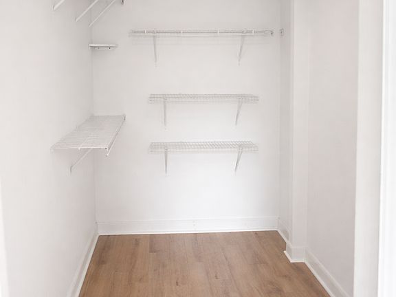 2nd image of 5471 Vineland Rd APT 7302